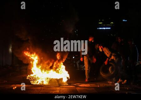 Beirut, Libanon. März 2021, 02nd. Demonstranten blockieren eine Straße in Beirut mit brennenden Reifen während eines Protests gegen die libanesische Abwertung von Lira gegenüber dem Dollar auf dem Schwarzmarkt aufgrund der sich verschärfenden Wirtschaftskrise. Quelle: Marwan Naamani/dpa/Alamy Live News Stockfoto