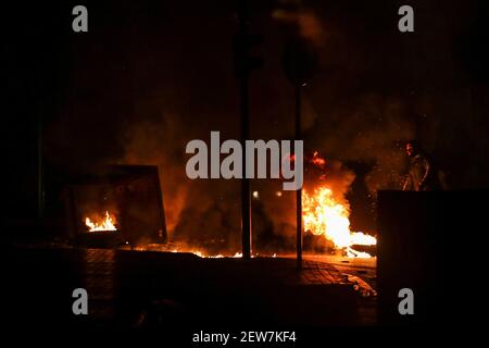 Beirut, Libanon. März 2021, 02nd. Ein Protestor blockiert eine Straße in Beirut mit brennenden Reifen während eines Protests gegen die libanesische Abwertung von Lira gegenüber dem Dollar auf dem Schwarzmarkt aufgrund der sich verschärfenden Wirtschaftskrise. Quelle: Marwan Naamani/dpa/Alamy Live News Stockfoto