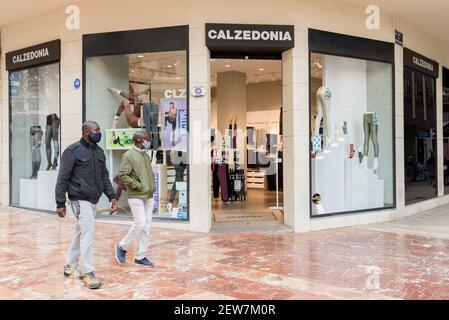 Valencia, Spanien. März 2021, 1st. Zwei Männer laufen am Bekleidungsgeschäft Calzedonia vorbei. Kredit: Xisco Navarro Pardo/SOPA Images/ZUMA Wire/Alamy Live Nachrichten Stockfoto