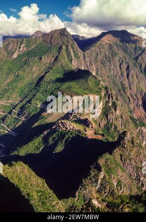 MACHU PICCHU, PERU - Blick auf die Inka-Ruinen vom Gipfel des Huaynu Picchu. Stockfoto