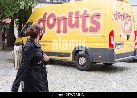 Valencia, Spanien. März 2021, 1st. Donuts Logo auf einem ihrer Lieferwagen gesehen. Kredit: Xisco Navarro Pardo/SOPA Images/ZUMA Wire/Alamy Live Nachrichten Stockfoto