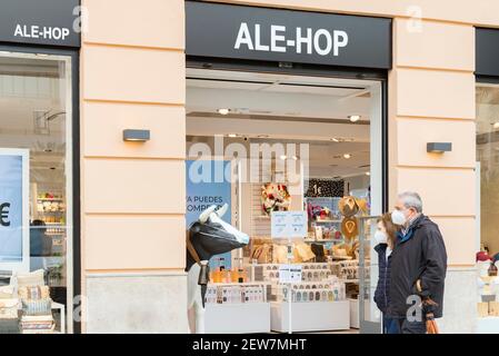 Valencia, Spanien. März 2021, 1st. Die Leute laufen am Ale-Hop-Laden vorbei. Kredit: Xisco Navarro Pardo/SOPA Images/ZUMA Wire/Alamy Live Nachrichten Stockfoto