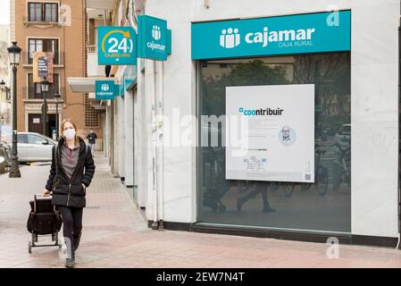 Valencia, Spanien. März 2021, 1st. Eine Frau geht an der Cajamar-Niederlassung vorbei. Kredit: Xisco Navarro Pardo/SOPA Images/ZUMA Wire/Alamy Live Nachrichten Stockfoto