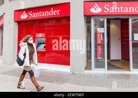 Valencia, Spanien. März 2021, 1st. Eine Frau geht an der Santander Niederlassung vorbei. Kredit: Xisco Navarro Pardo/SOPA Images/ZUMA Wire/Alamy Live Nachrichten Stockfoto