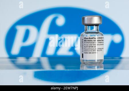 Montreal, CA - 2. März 2021: Fläschchen mit Pfizer BioNTech Covid-19-Impfstoff und Logo Stockfoto