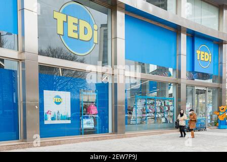 Valencia, Spanien. März 2021, 1st. Die Leute laufen am Tedi-Kaufhaus vorbei. Kredit: Xisco Navarro Pardo/SOPA Images/ZUMA Wire/Alamy Live Nachrichten Stockfoto