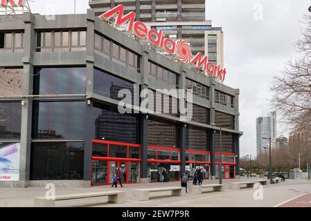 Valencia, Spanien. März 2021, 1st. Die Leute laufen am Media Mark Appliances Store vorbei. Kredit: Xisco Navarro Pardo/SOPA Images/ZUMA Wire/Alamy Live Nachrichten Stockfoto