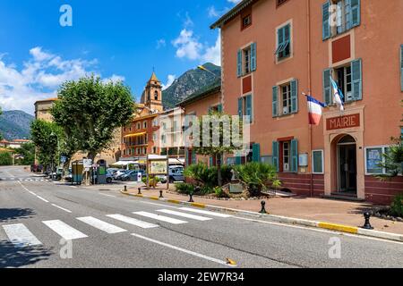 Urbane Straße und alte bunte Häuser unter blauem Himmel in der kleinen Stadt Breil Sur Roya in den französischen Alpen. Stockfoto