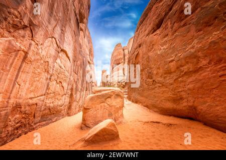 Weg zwischen Sandsteinformation zum Sand Dune Arch, Arches National Park Utah Stockfoto