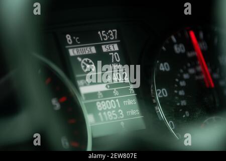 Auto Tachometer oder Tacho zeigt Auto Reisen bei 70mph mit Tempomat auf 70 mph eingestellt - GB Stockfoto