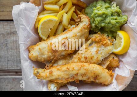 Filets von Wittling, Merlangus merlangius, die im Ärmelkanal gefangen wurden. Sie wurden zerschlagen und frittiert, um ein hausgemachtes po zu machen Stockfoto