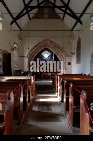 Die St. Mary's Kirche in Staunton liegt hoch über dem Fluss Wye, ist aber eine warme und einladende Umgebung. Stockfoto