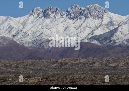 Das wunderschöne Wildnisgebiet Four Peaks in der Superstition Range östlich von Phoenix Arizona sieht besonders prächtig aus mit einer seltenen Schneedecke. Stockfoto