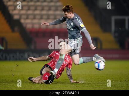 Lincoln City's Adam Jackson (links) und Fleetwood Town's Gerard Garner kämpfen um den Ball während der Sky Bet League One Match im LNER Stadium, Lincoln. Bilddatum: Dienstag, 2. März 2021. Stockfoto