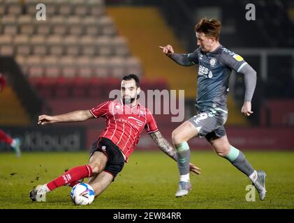 Lincoln City's Adam Jackson (links) und Fleetwood Town's Gerard Garner kämpfen um den Ball während der Sky Bet League One Match im LNER Stadium, Lincoln. Bilddatum: Dienstag, 2. März 2021. Stockfoto