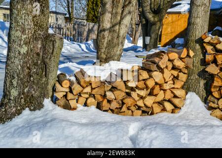 Stapeln von Holz in der Nähe eines Zuckerbusches im Winter, Quebec Kanada Stockfoto