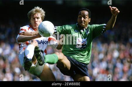 Schalke, Deutschland. 02nd Mär, 2021. firo 04/10/1993 Fußball, Fußball, 1st Bundesliga, Saison 1992/1993, Archivfoto, 92/93 Archivbilder, 25th Spieltag FC Köln - Borussia Monchengladbach, Gladbach 1: 2 Duels, Andre Trulsen, Versus, Martin Dahlin Quelle: dpa/Alamy Live News Stockfoto