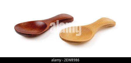 Seitenansicht von zwei kleinen Holzlöffeln für Tee oder Shugar isoliert auf weißem Hintergrund. Dunkle und helle leere Löffel für Food Design. Natürliche Materialien. Stockfoto