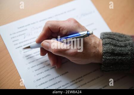 Mann füllt Formular aus - Unterschrift - Illustration Foto Stockfoto