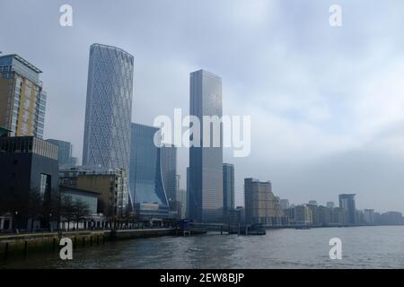 LONDON - 2nd. MÄRZ 2021: Blick auf die Stadt des neuen Canary Wharf Wohnturms Neufundland, One and Five Bank Street. Stockfoto