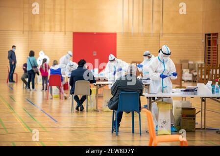 VAX Day: Impfkampagne und Massenimpfung. Ärzte bekommen Impfstoff bereit für die Injektion. Medizinisches Personal, das Menschen Covid-19-Impfstoff gibt. Stockfoto