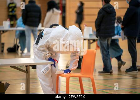 VAX Day: Impfkampagne und Massenimpfung. Ärzte bekommen Impfstoff bereit für die Injektion. Medizinisches Personal, das Menschen Covid-19-Impfstoff gibt. Stockfoto