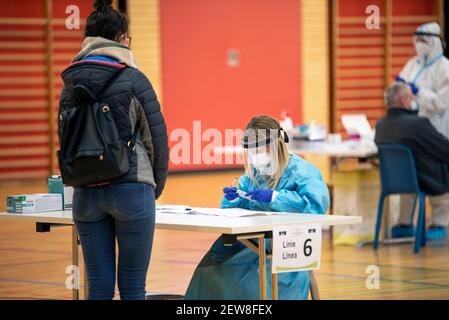 VAX Day: Impfkampagne und Massenimpfung. Ärzte bekommen Impfstoff bereit für die Injektion. Medizinisches Personal, das Menschen Covid-19-Impfstoff gibt. Stockfoto