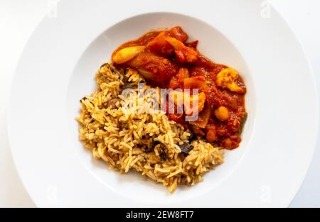 Eine vegane Mahlzeit mit indischem Gemüsecurry und Reis Pilze Stockfoto
