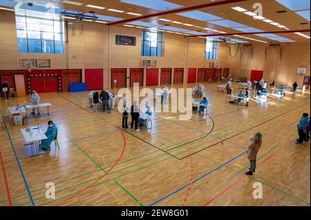 VAX Day: Impfkampagne und Massenimpfung. Ärzte bekommen Impfstoff bereit für die Injektion. Medizinisches Personal, das Menschen Covid-19-Impfstoff gibt. Stockfoto