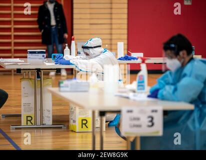 VAX Day: Impfkampagne und Massenimpfung. Ärzte bekommen Impfstoff bereit für die Injektion. Medizinisches Personal, das Menschen Covid-19-Impfstoff gibt. Stockfoto