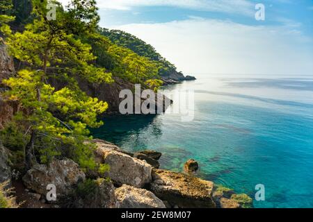 Küstenlinie am Mittelmeer in der Nähe von Fethiye Kabak Türkei. Warmes Meer, Resort, Entspannung, gesunde Lebensweise, Wandertour. Stockfoto