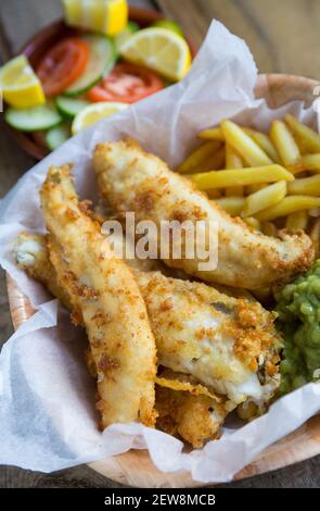 Filets von Wittling, Merlangus merlangius, die im Ärmelkanal gefangen wurden. Sie wurden zerschlagen und frittiert, um ein hausgemachtes po zu machen Stockfoto