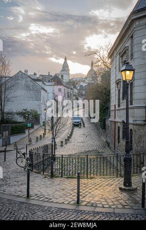 Paris, Frankreich - 02 26 2021: Blick auf Montmartre von der Rue de l'Abreuvoir Stockfoto