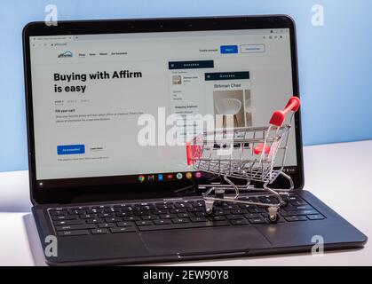 Morgantown, WV - 2. März 2021: Warenkorb auf Laptop, um den Kauf mit der App bestätigen für Jetzt kaufen zu veranschaulichen, später Kredit bezahlen Stockfoto