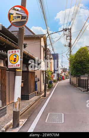 tokio, japan - oktober 13 2020: Nachbarschaftsstraße der Stadt Sumida mit einem Warnschild für die Spielplatzzone auf einem Pfosten mit Verkehrssicherheits-Konv Stockfoto