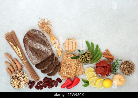 Immun Boosting pflanzlichen basierte gesunde vegane Ernährung Lebensmittel reich an Ballaststoffen, Protein, Omega 3, Antioxidantien, Anthocyane, Mineralien, Vitamine, Lycopin. Stockfoto