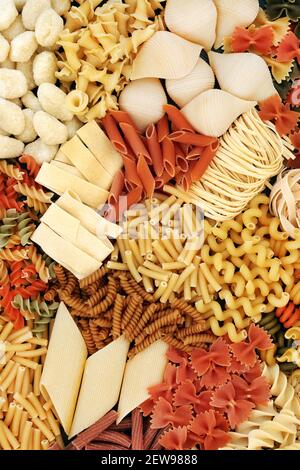 Verschiedene italienische getrocknete Pasta-Kollektion bilden einen bunten Hintergrund. Flach liegend, Draufsicht. Stockfoto