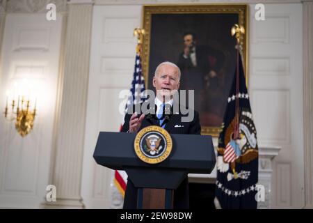 Washington DC, USA. März 2021, 02nd. Präsident Joe Biden hält am Dienstag, den 2. März 2021, im Staatlichen Speisesaal des Weißen Hauses eine Rede zur laufenden COVID-19-Pandemie. Biden kündigte an, dass die USA bis Ende Mai genügend Impfstoffe für jeden Erwachsenen haben werden. Pool Foto von Doug Mills/UPI Kredit: UPI/Alamy Live Nachrichten Stockfoto