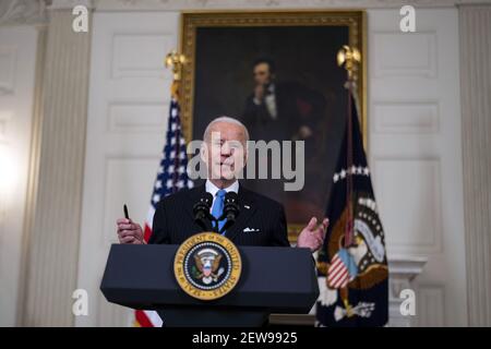 Washington DC, USA. März 2021, 02nd. Präsident Joe Biden hält am Dienstag, den 2. März 2021, im Staatlichen Speisesaal des Weißen Hauses eine Rede zur laufenden COVID-19-Pandemie. Biden kündigte an, dass die USA bis Ende Mai genügend Impfstoffe für jeden Erwachsenen haben werden. Pool Foto von Doug Mills/UPI Kredit: UPI/Alamy Live Nachrichten Stockfoto