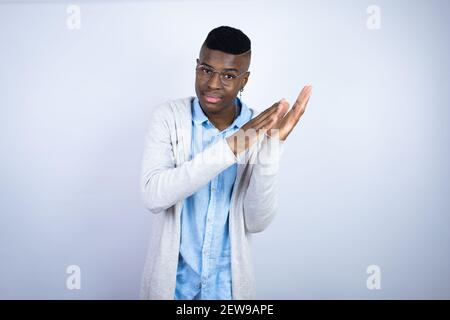 Junger schöner afroamerikanischer Mann in lässiger Kleidung klatscht und applaudiert glücklich und fröhlich, lächelnd stolze Hände zusammen Stockfoto