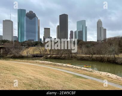 Houston, TX USA - 27. Februar 2021: Ein Blick auf Buffalo Bayou Park mit Menschen Bootfahren und Downtown-Gebäude in Texas Stockfoto