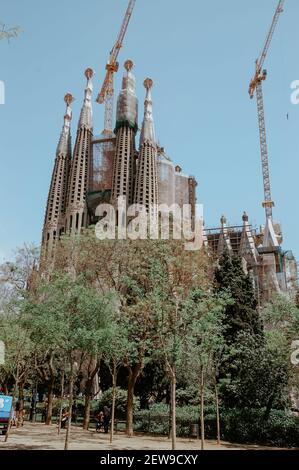 BARCELONA, SPANIEN - 01. März 2020: La Sagrada Familia - die beeindruckende Kathedrale von Gaudi, die seit dem 19. März 1882 gebaut wird und nicht f Stockfoto