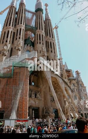 BARCELONA, SPANIEN - 01. März 2020: La Sagrada Familia - die beeindruckende Kathedrale von Gaudi, die seit dem 19. März 1882 gebaut wird und nicht f Stockfoto