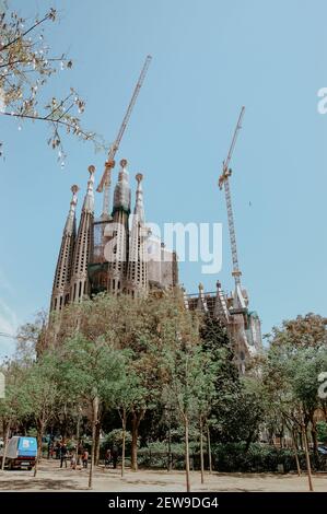 BARCELONA, SPANIEN - 01. März 2020: La Sagrada Familia - die beeindruckende Kathedrale von Gaudi, die seit dem 19. März 1882 gebaut wird und nicht f Stockfoto