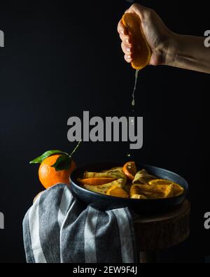 Crepes Suzette - Pfannkuchen mit Orangensauce Stockfoto