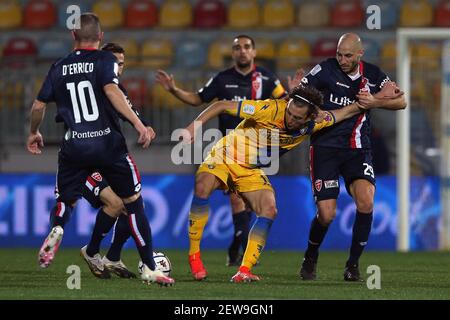 Frosinone, Italien. März 2021, 02nd. Andrija Novakowitsch (Frosinone) und Gabriel Paletta (Monza) in Aktion während des BKT-Spiels der Serie B zwischen Frosinone Calcio und AC Monza im Stadio Benito Stirpe am 2. März 2021 in Frosinone, Italien. (Foto von Giuseppe Fama/Pacific Press) Quelle: Pacific Press Media Production Corp./Alamy Live News Stockfoto