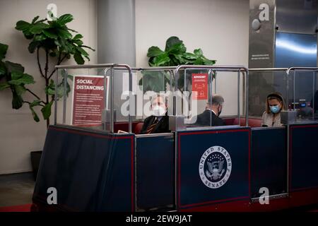 Washington, Vereinigte Staaten Von Amerika. März 2021, 02nd. Der Senator der Vereinigten Staaten, John Neely Kennedy (Republikaner von Louisiana), nimmt nach einer Abstimmung im US-Kapitol in Washington, DC, Dienstag, den 2. März 2021, einen U-Bahn-Zug des Senats in den Zug. Kredit: Rod Lampey/CNP/dpa/Alamy Live Nachrichten Stockfoto