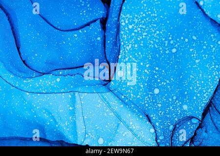Nahaufnahme der blauen und weißen Alkoholtinte abstrakte zeitgenössische Textur. Mischen von Acrylfarben. Aquarell-Muster des Gemäldes für Ihr Design-Projekt Stockfoto