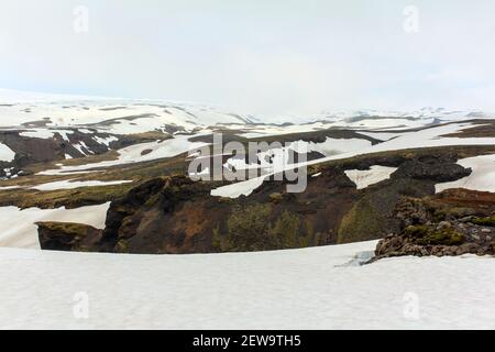 Verschneite Landschaft im Hochland, Fimmvorduhals Wanderweg in Island Stockfoto