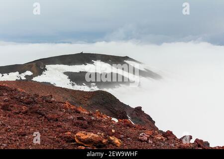 Schneebedeckte und neblige weiße Landschaft am Fimmvorduhals Wanderweg in Island Stockfoto